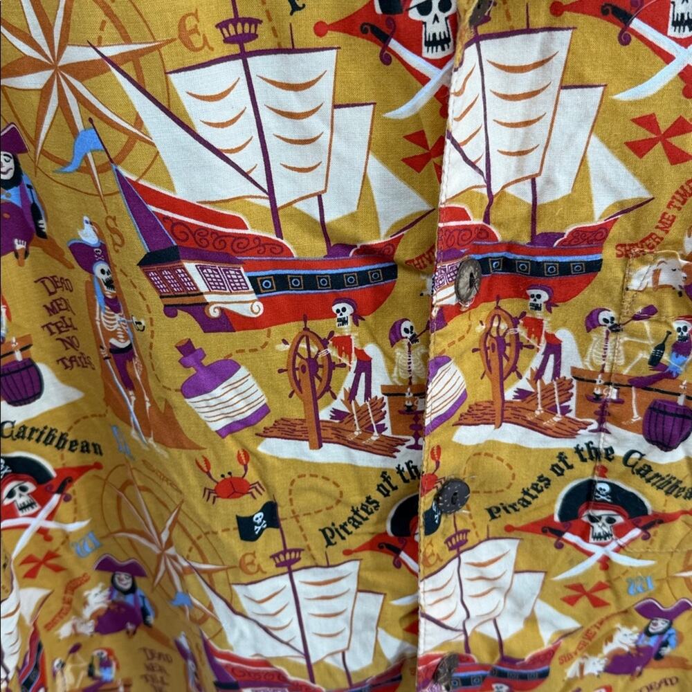 Wonder Ground Gallery Disney Pirates of the Caribbean novelty button up top L - Picture 5 of 8